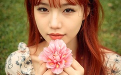 女生迈开腿让男生打扑克PPT